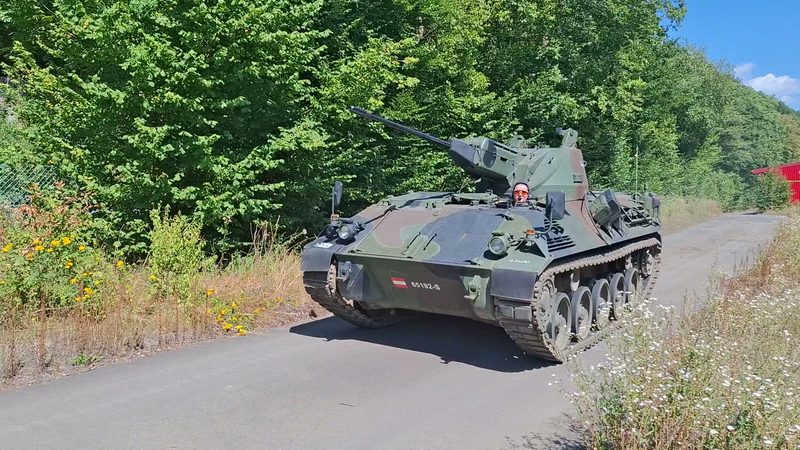 Kettenpanzer kommt auf der Strecke entgegen, Gast im Turm