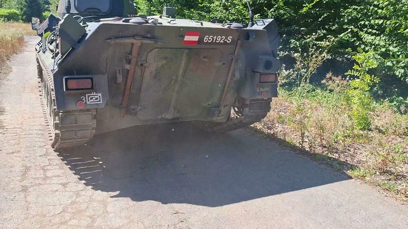Kettenpanzer von hinten auf staubiger Strecke