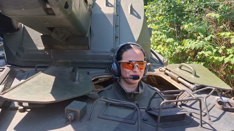 Gast mit Funkhaube im Turm des Kettenpanzers