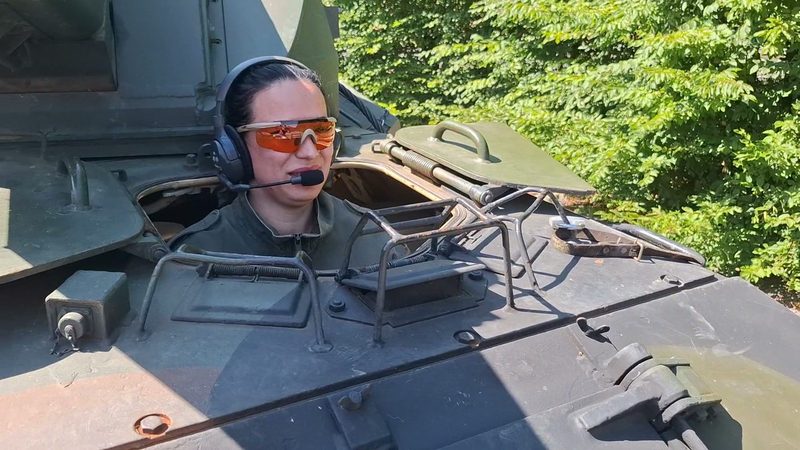 Gast mit Schutzbrille und Funkhaube im Turm