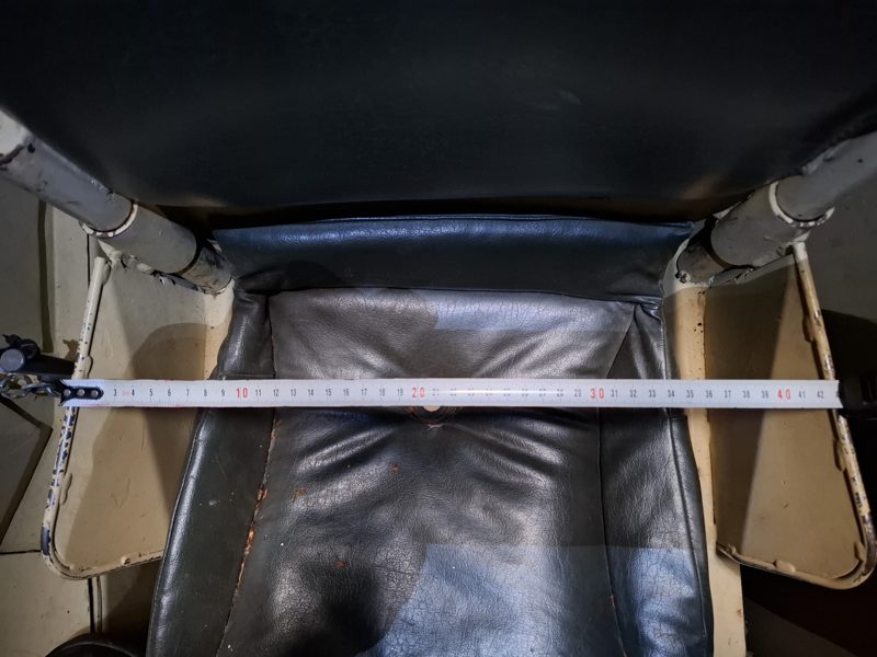 Fahrersitz von oben mit angelegtem Maßband, etwa 43 cm breit