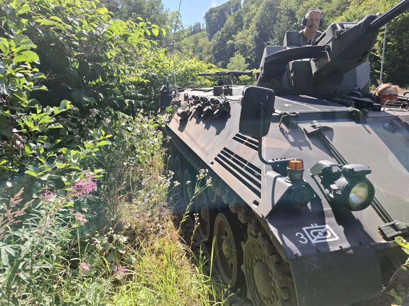 Kommandant und Begleitung auf dem Kettenpanzer