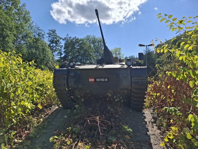 Kettenpanzer frontal auf dem Parcours