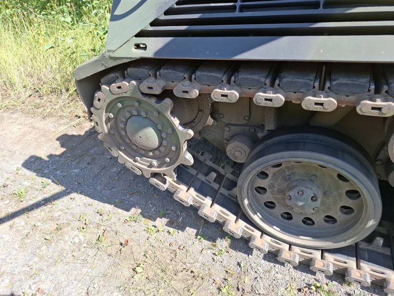 Antriebsrad, Kette und Laufrollen aus der Nähe