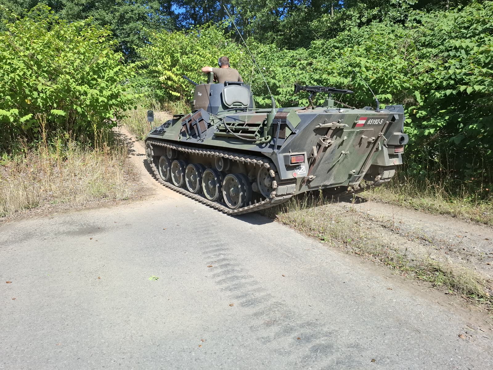 Kettenpanzer auf dem Waldweg im Sauerland