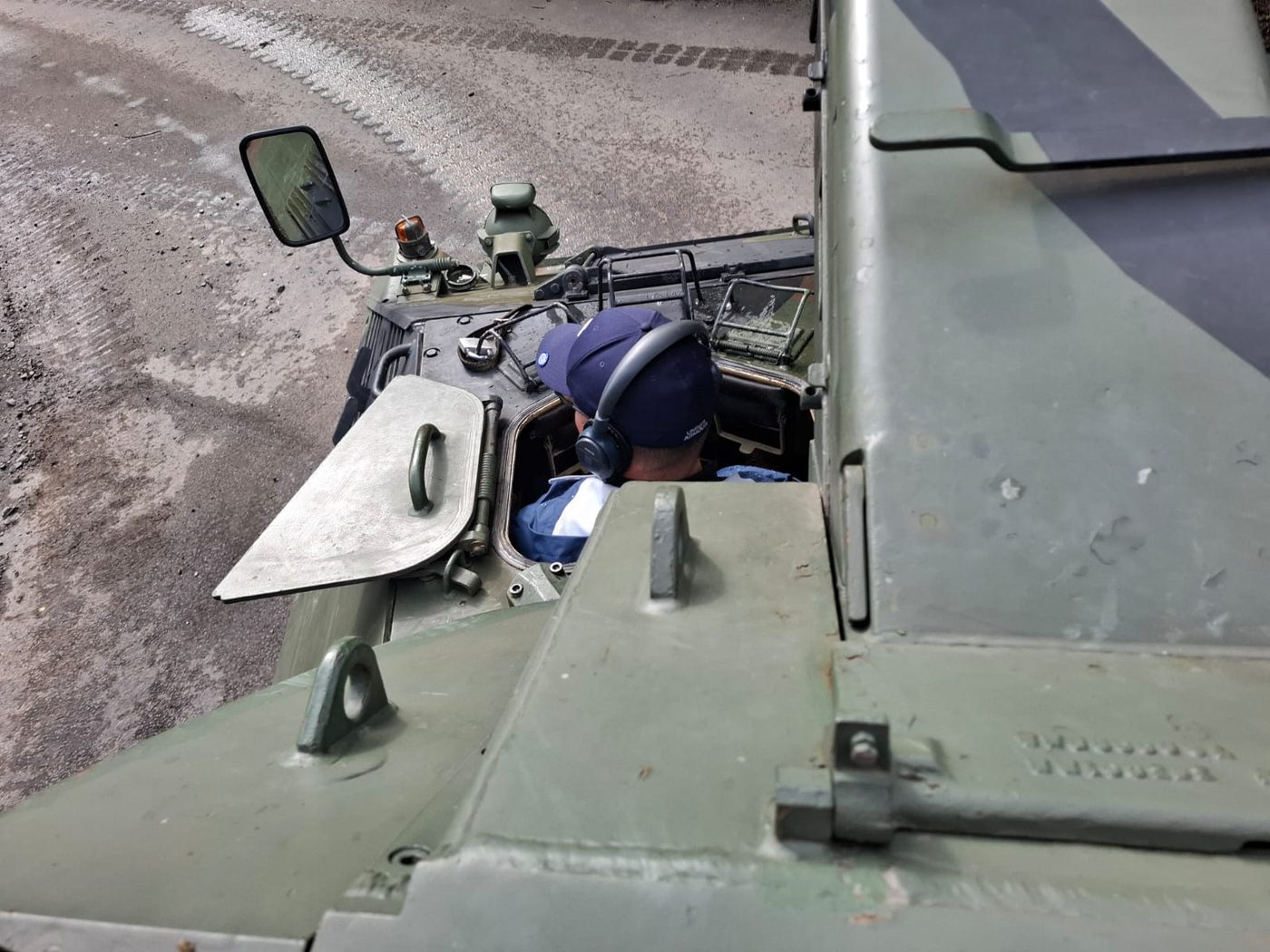 Blick aus dem Fahrerplatz eines Kettenpanzers