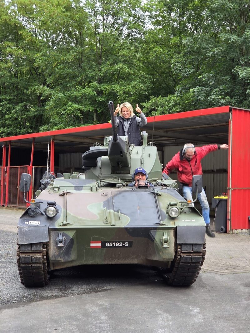 Gäste vor dem Kettenpanzer auf dem Gelände