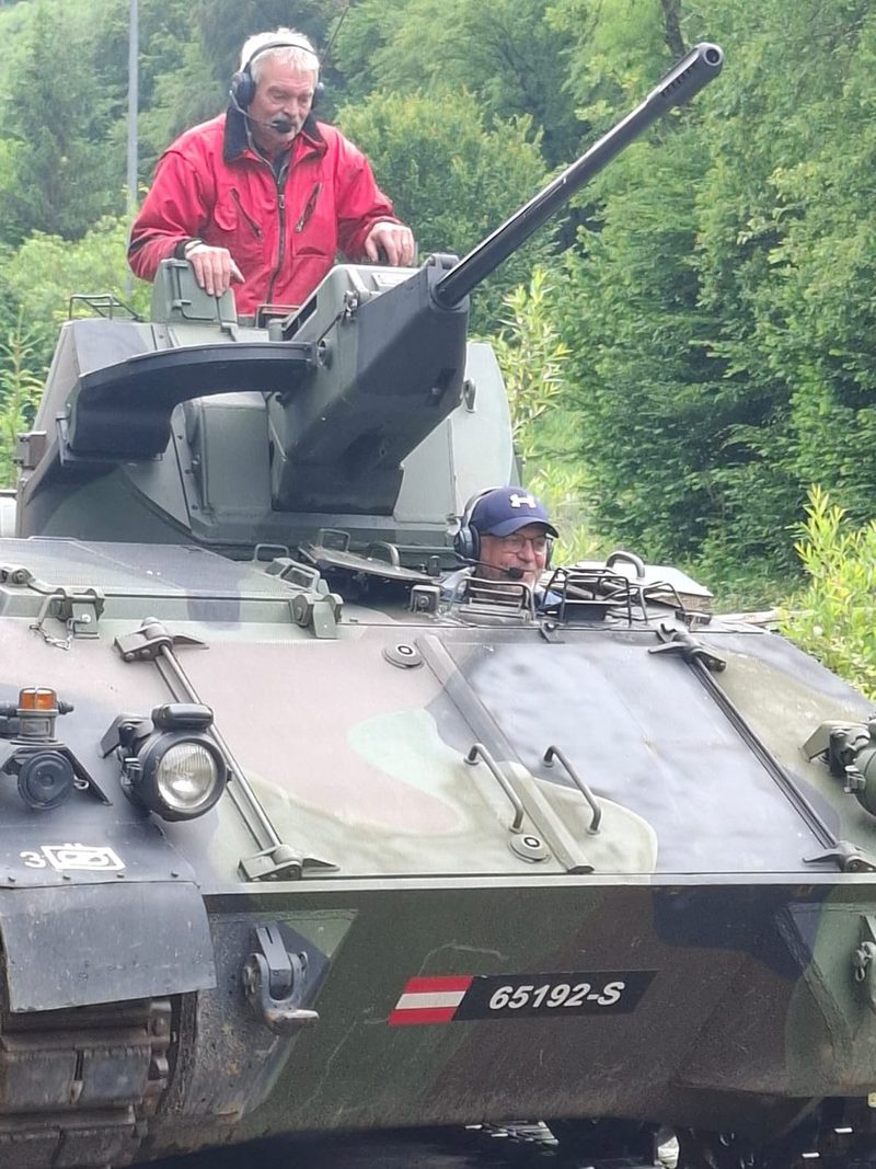 Gast im Turm des Kettenpanzers während der Fahrt