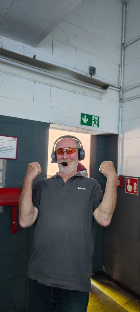 Gast mit Funkheadset und Schutzbrille freut sich nach der Fahrt