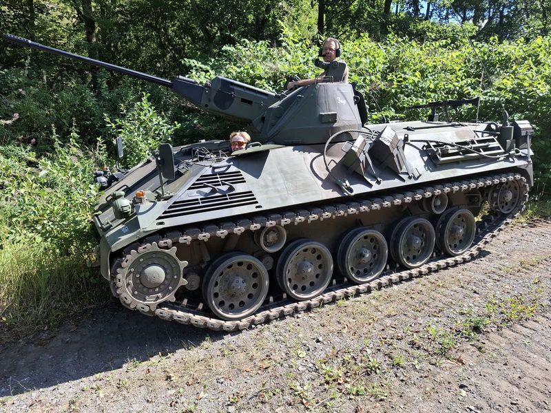 Kettenpanzer mit Fahrer und Kommandant auf dem Übungsgelände