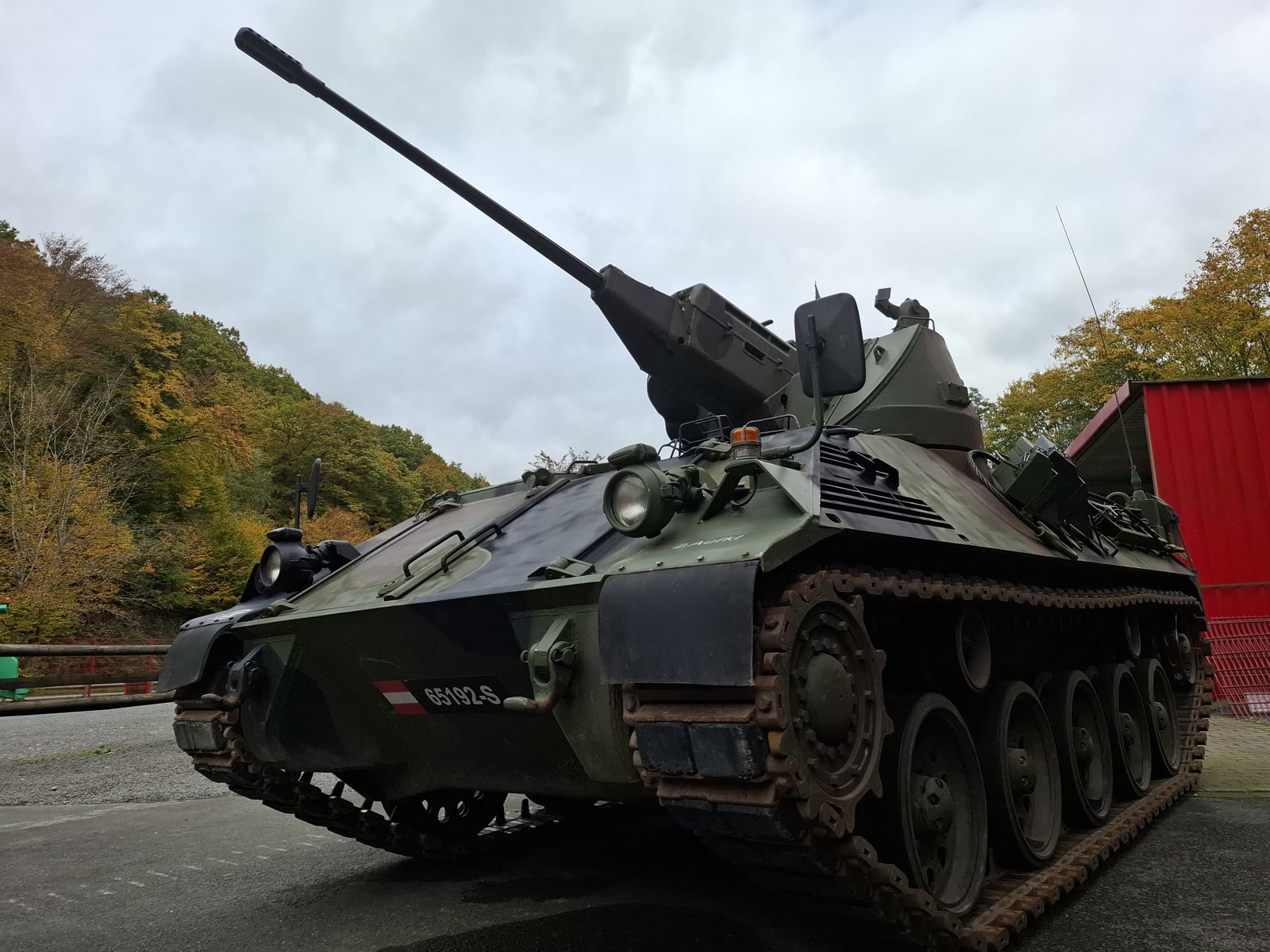 Kettenpanzer aus der Froschperspektive