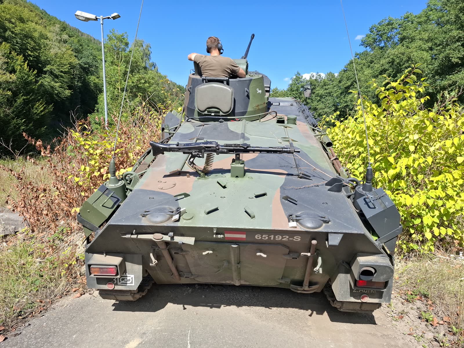 Kettenpanzer auf dem Weg zum Übungsparcours